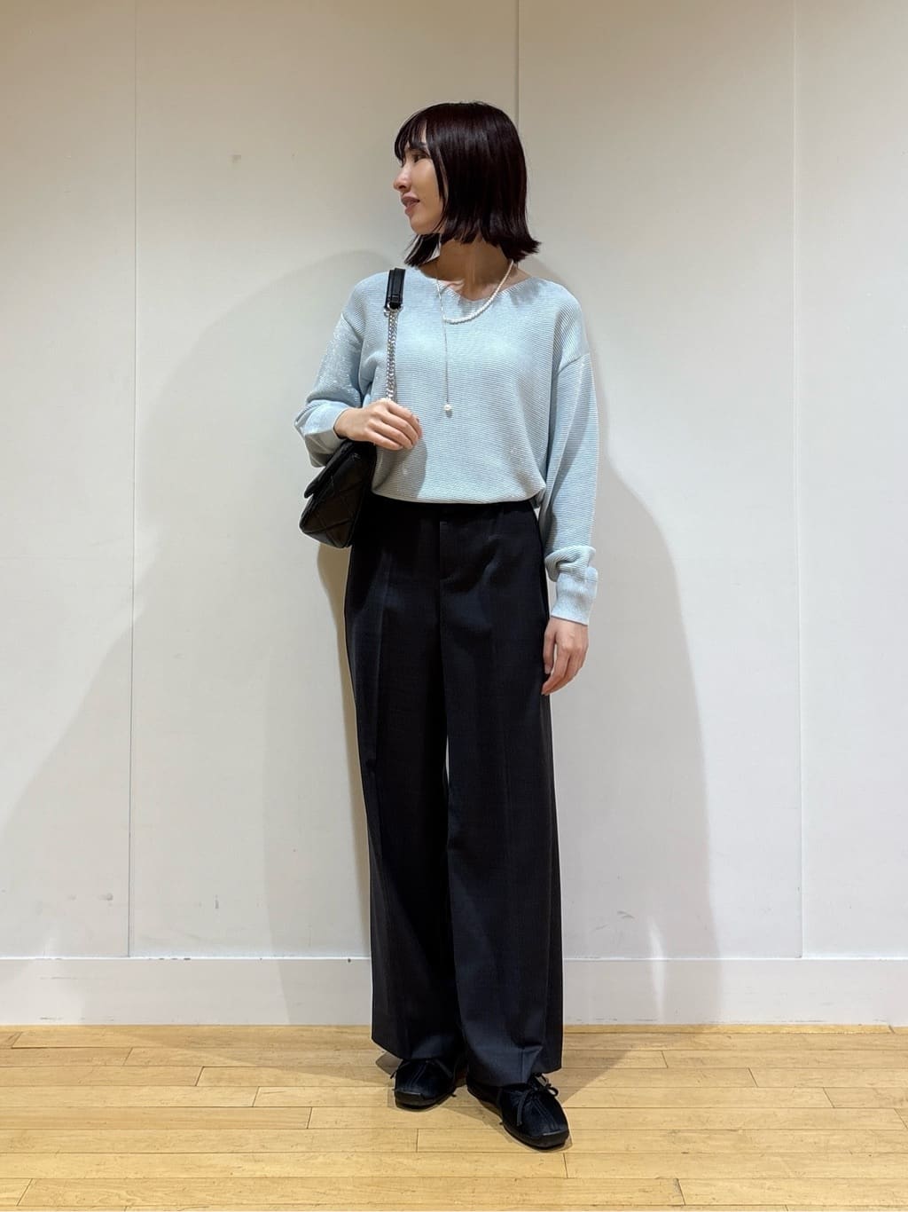 Yoshimiさんの「INDIVI｜【ウール混ラメ素材】Vネック煌めきニット」を使ったコーディネート