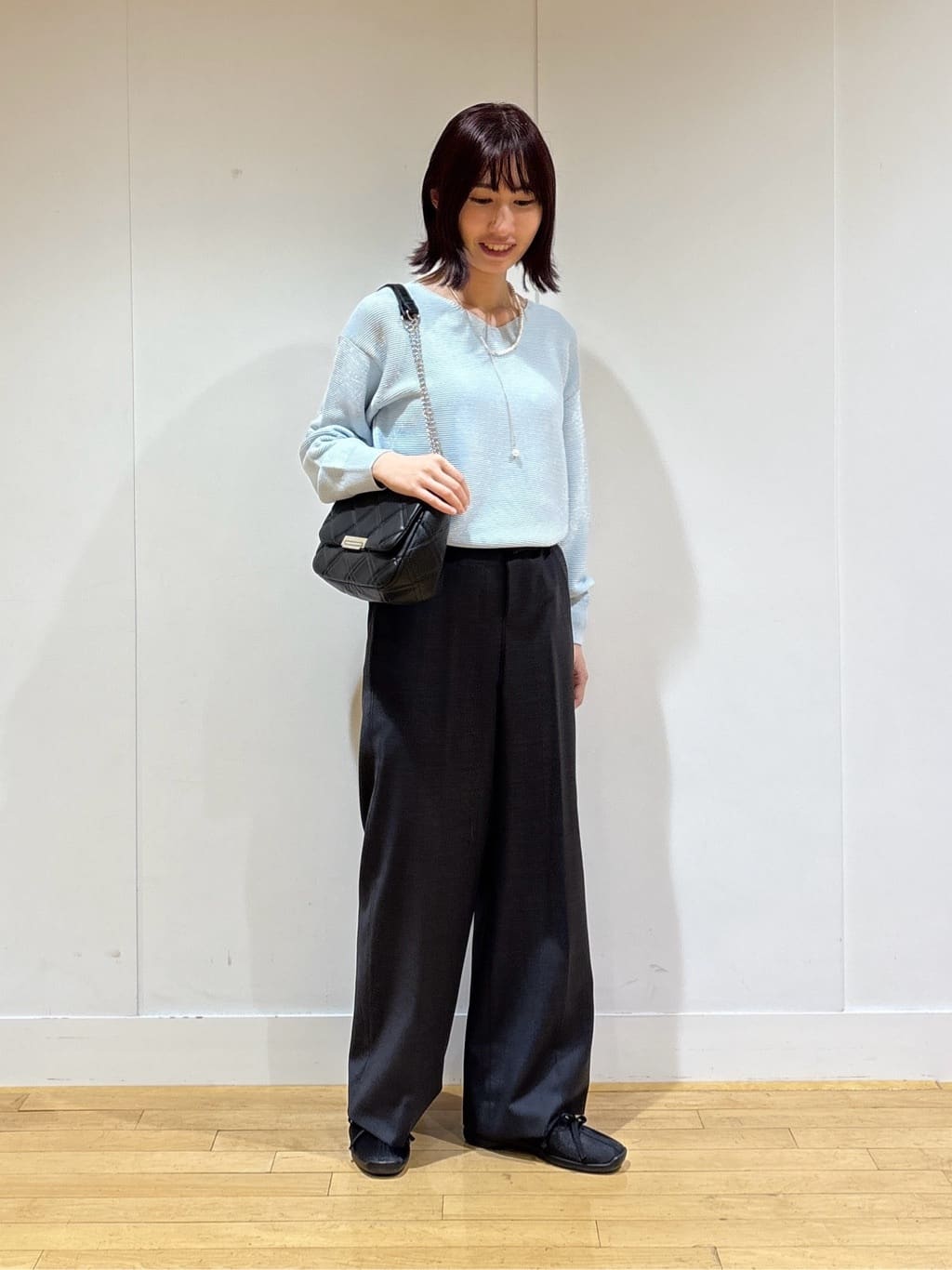 Yoshimiさんの「INDIVI｜【ウール混ラメ素材】Vネック煌めきニット」を使ったコーディネート