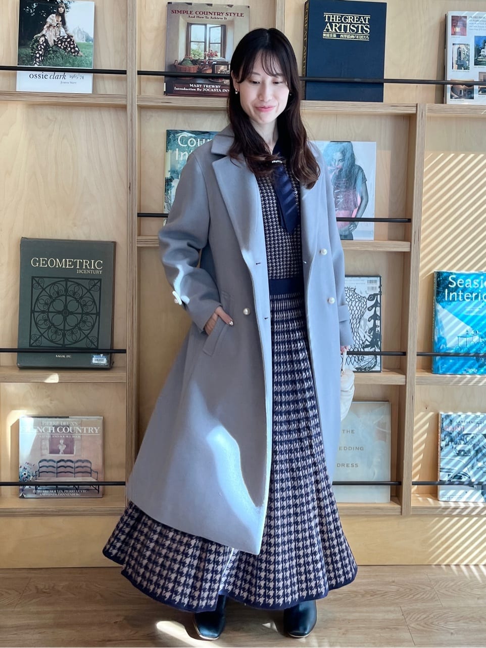 はばさんの「Couture brooch｜【大人上品・ベルト付き】パール調釦チェスターコート」を使ったコーディネート