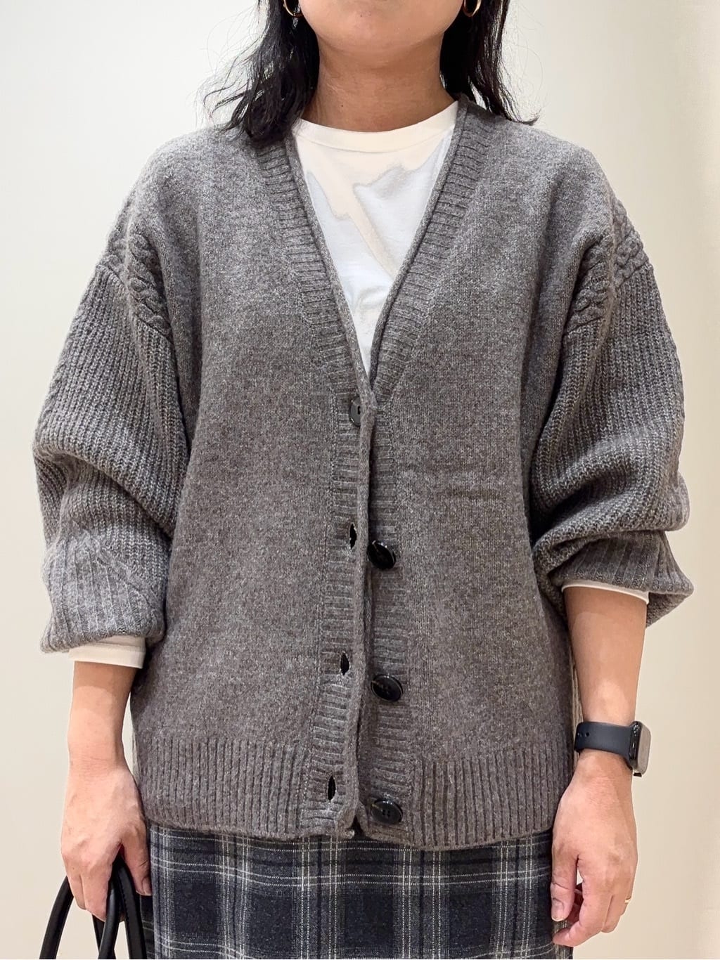 miraiさんの「grove｜ケーブルアクセント Vネックカーディガン」を使ったコーディネート