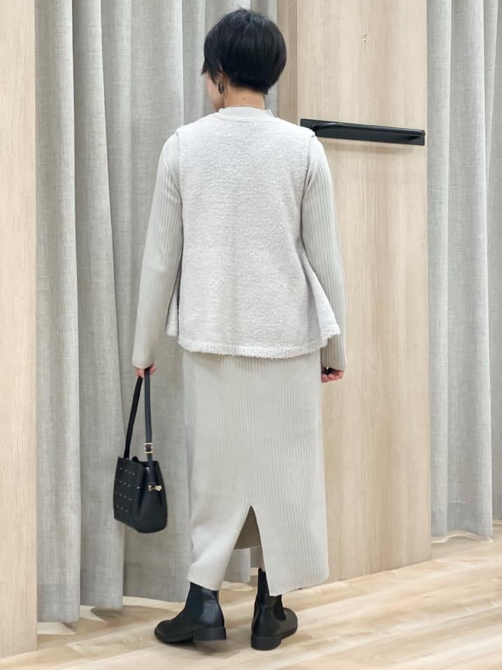 Keiさんの「grove｜【2点SET/体型カバー】一枚で決まる、ペプラムベスト&times;ニットワンピース」を使ったコーディネート