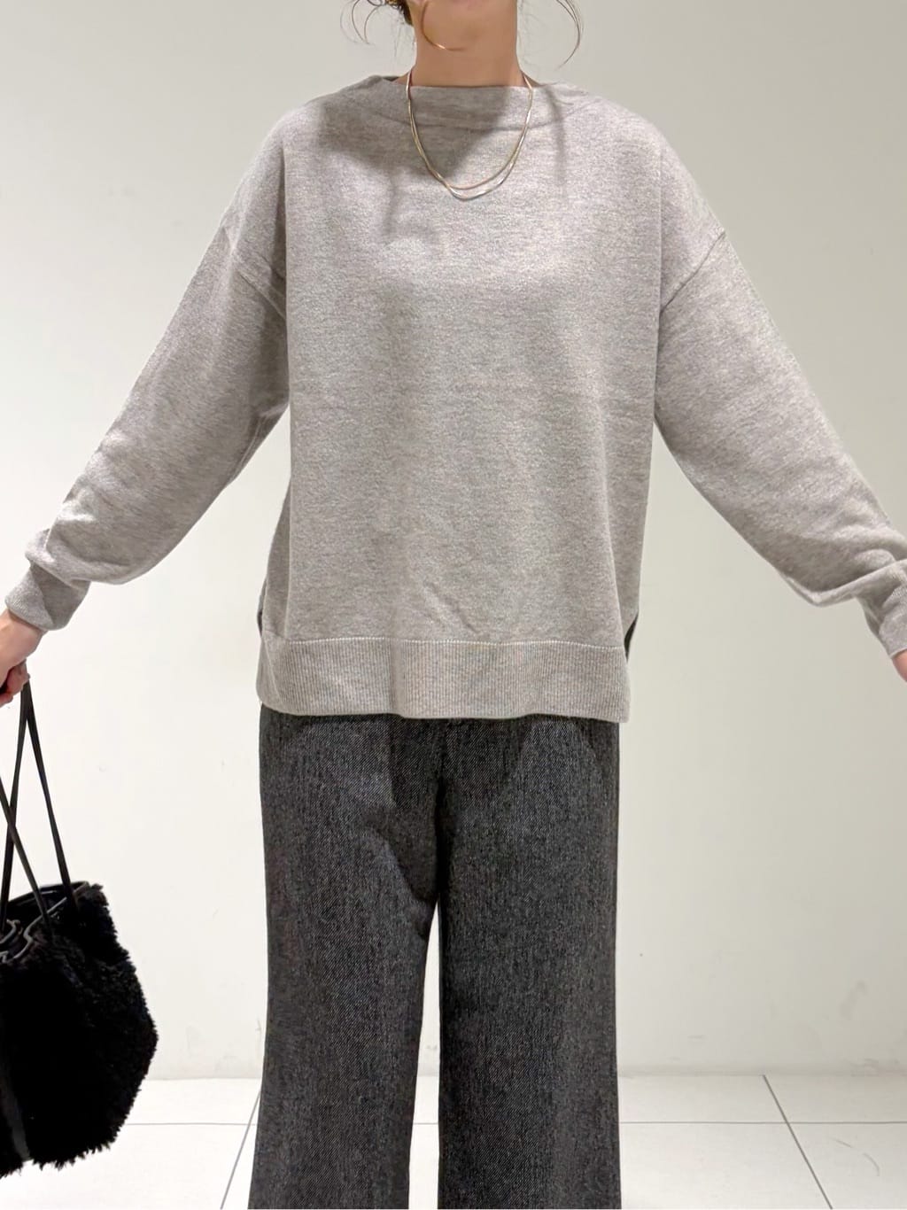 shioriさんの「INDIVI｜【洗える／カシミヤ混】ボトルネック ドルマンスリーブニット」を使ったコーディネート