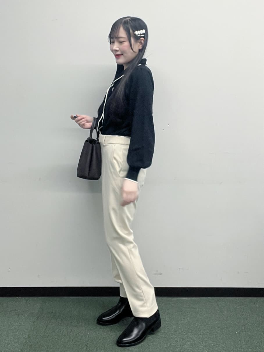 Hitomiさんの「index｜ゴールドパーツ付きボウタイニット【洗濯機OK】《10col／XS～LL》」を使ったコーディネート