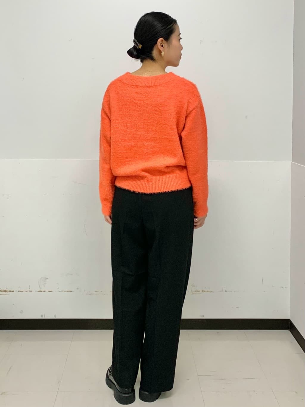 づっきーさんの「OPAQUE.CLIP｜スパンコールフェザーVネックニット【洗濯機OK】」を使ったコーディネート