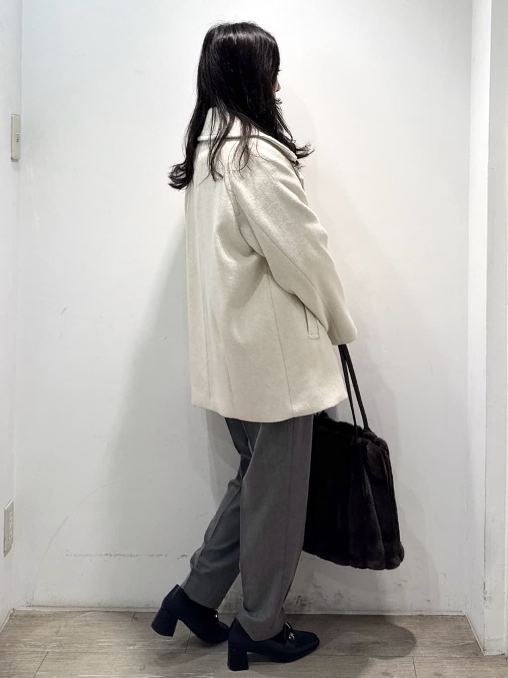 yuicciさんの「OPAQUE.CLIP｜スパンコールフェザーVネックニット【洗濯機OK】」を使ったコーディネート