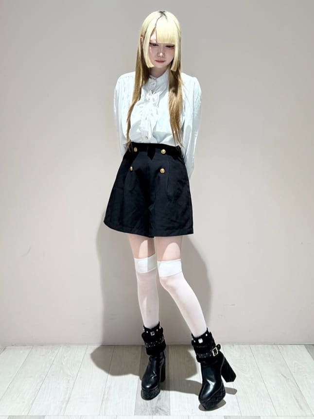 しおりんさんの「ESPERANZA｜【ラク盛り／ショートブーツ】リピーター続出／脚長美脚 マルチWAYショートブーツ」を使ったコーディネート