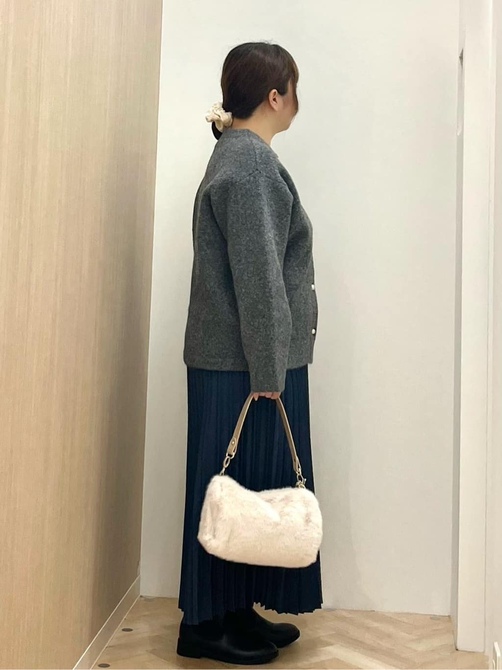 akariさんの「grove｜すっきり見えて、やさしく揺れる。大人のスエードライクプリーツスカート」を使ったコーディネート