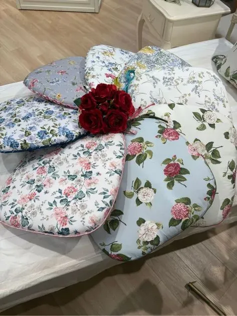 ロミリー柄 シートクッション（クッション・カバー） | LAURA ASHLEY