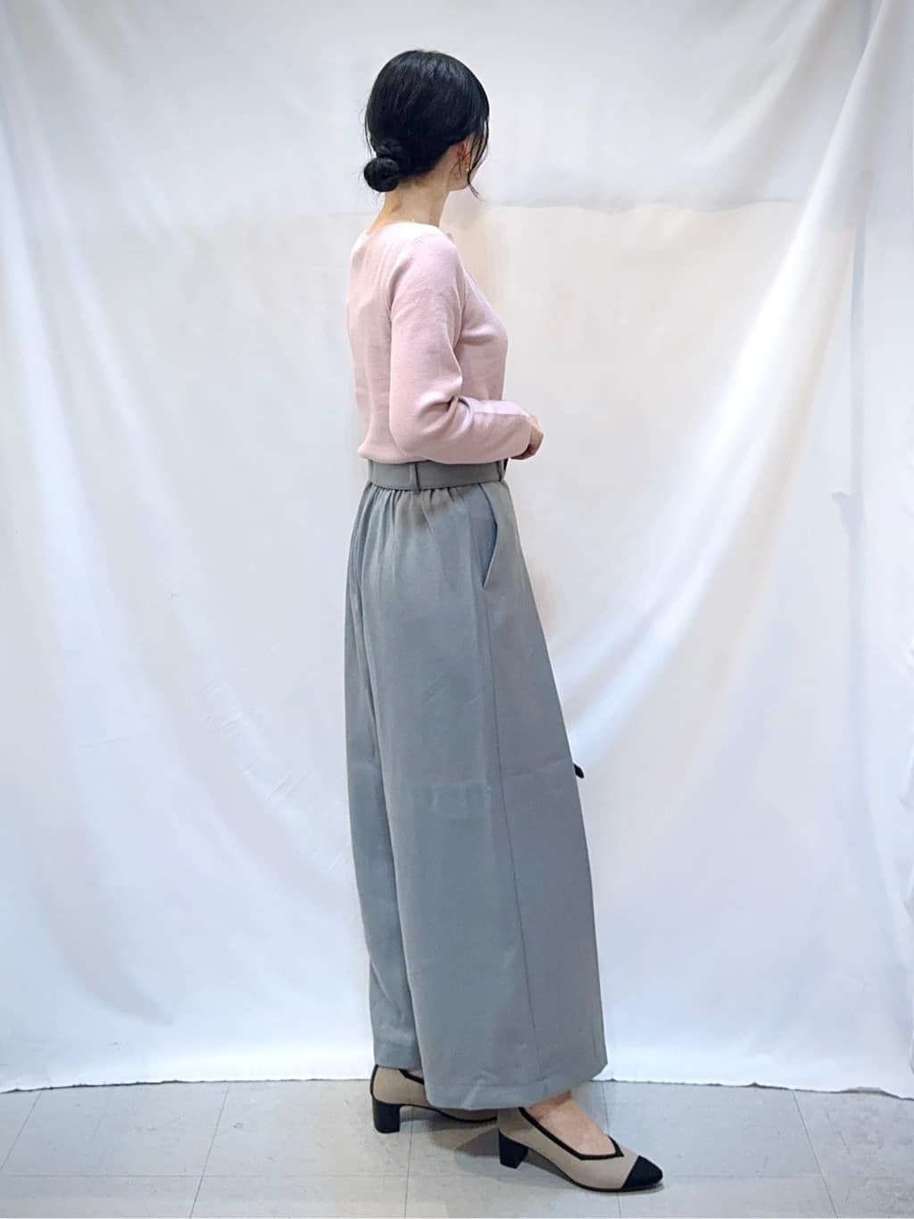 𝐇𝐢𝐫𝐨𝐦𝐢さんの「SHOO･LA･RUE｜【洗濯機可/S-LL】スカラップネックが上品な ビジュー付きニット」を使ったコーディネート