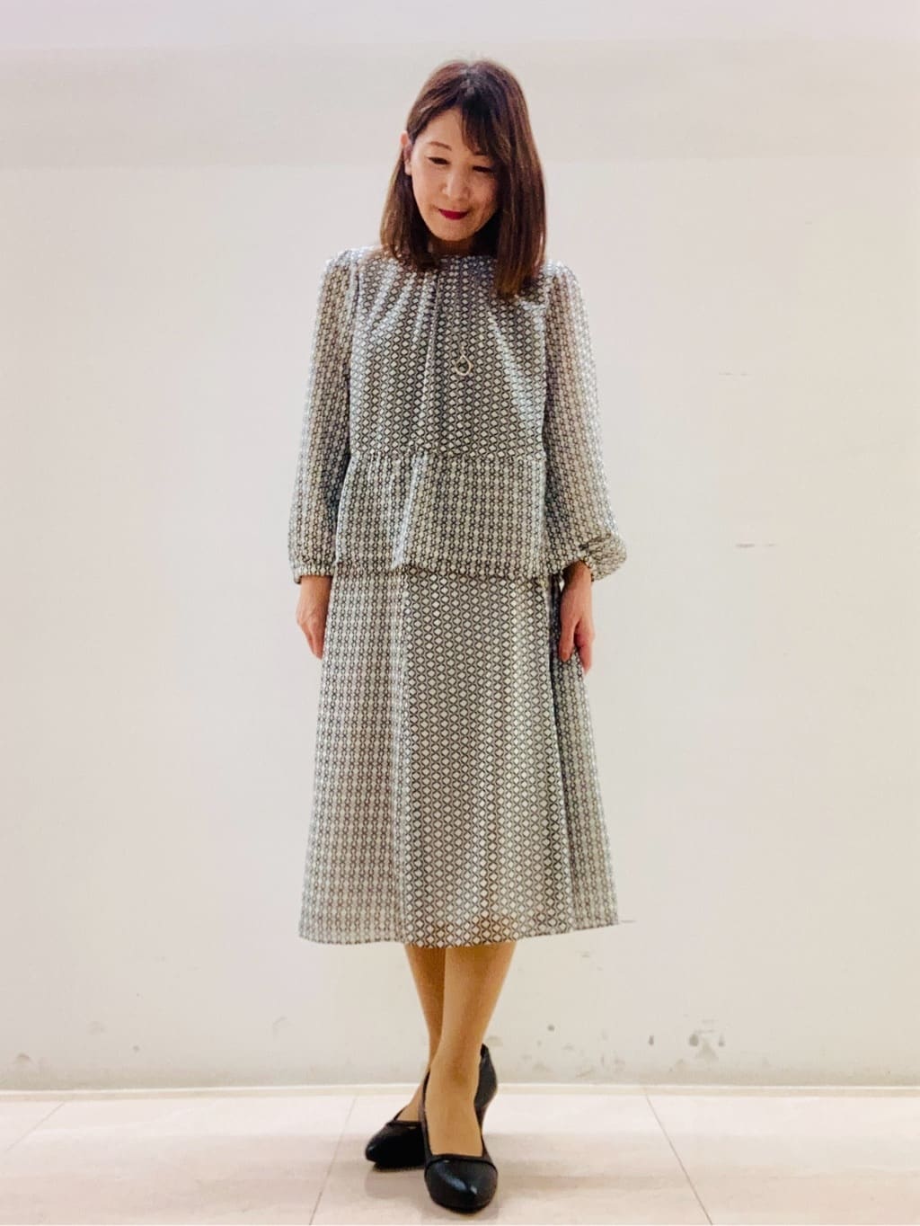 kurodaさんの「Reflect｜【きちんと見え／セットアップ可／通勤におすすめ◎】ペプラムプリントブラウス」を使ったコーディネート