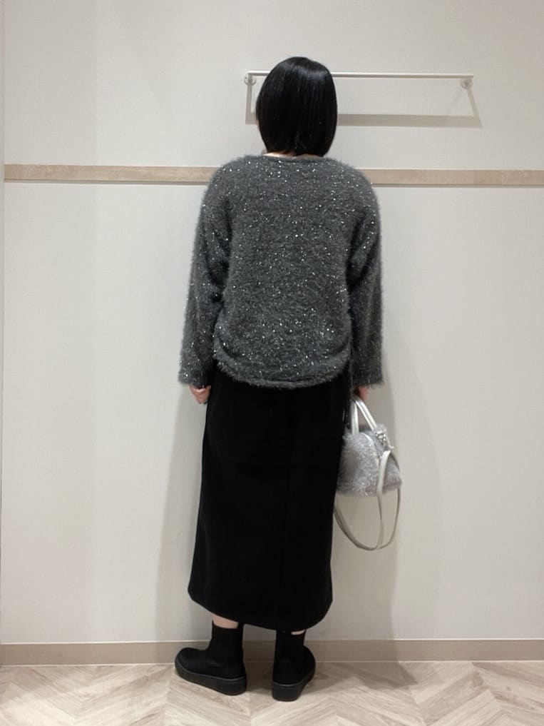 AYAさんの「SHOO･LA･RUE｜キラふわ ラメフェザー ドロストニット」を使ったコーディネート