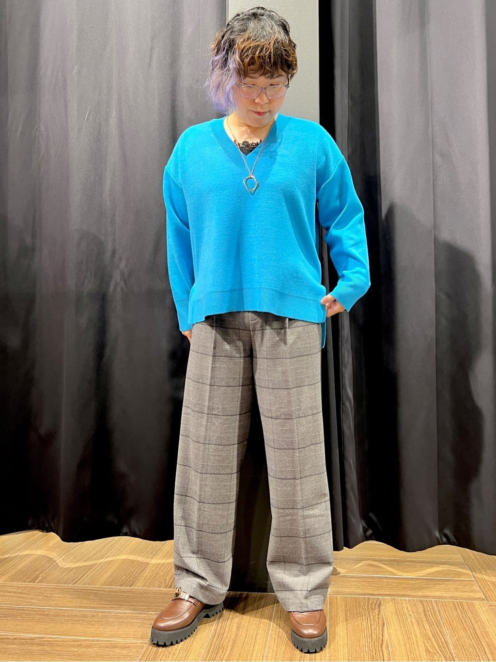 OKMKさんの「THE SHOP TK｜【体型カバー】ゆったり サイドスリットニット」を使ったコーディネート