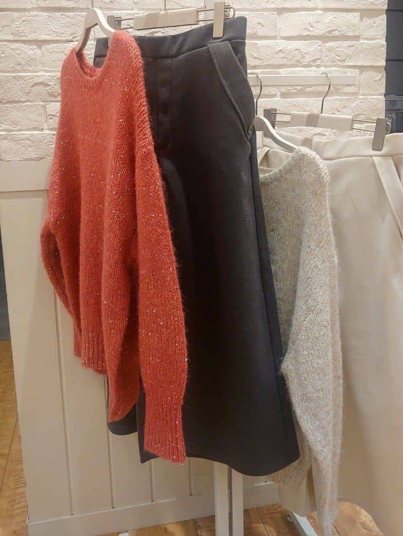 akamiさんの「SHOO･LA･RUE｜【洗濯機可/S-LL】上品にキラリと華やぐ スパンコールニット」を使ったコーディネート