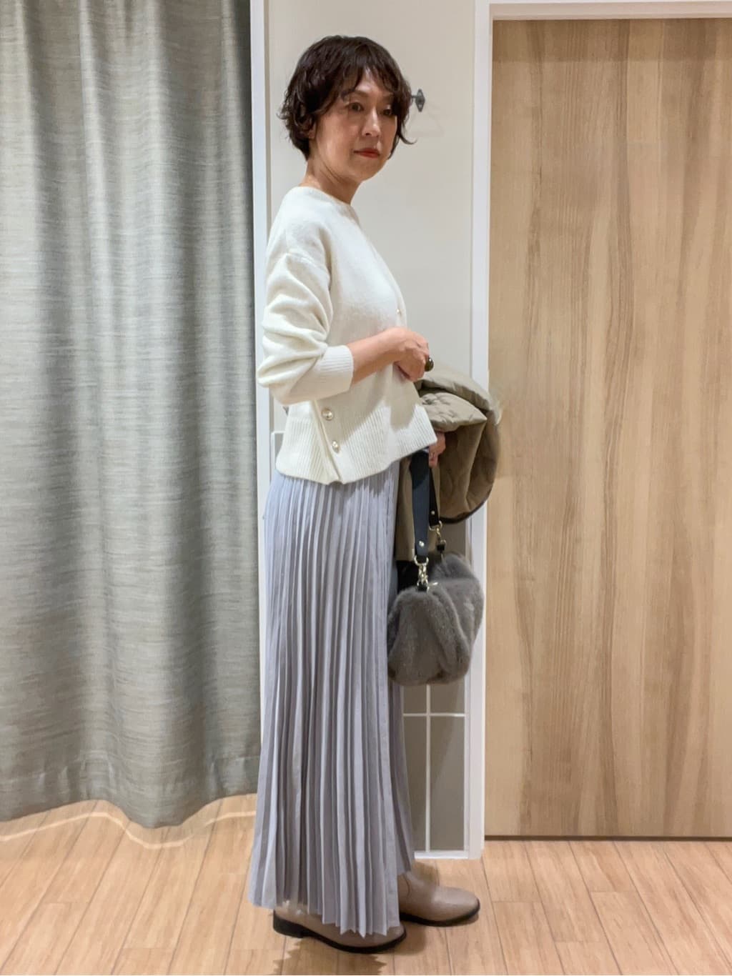 ヨッコさんの「grove｜【洗える】レイヤードにもおすすめ！サイド釦ニット」を使ったコーディネート