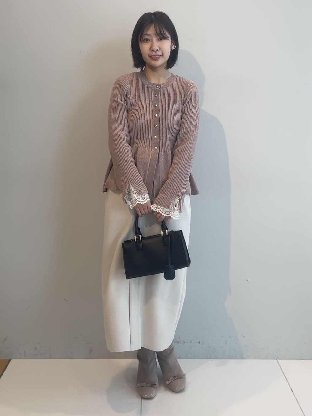 abeさんの「Couture brooch｜【洗える・ストレッチ・通勤】スエード調ダンボールIラインスカート」を使ったコーディネート