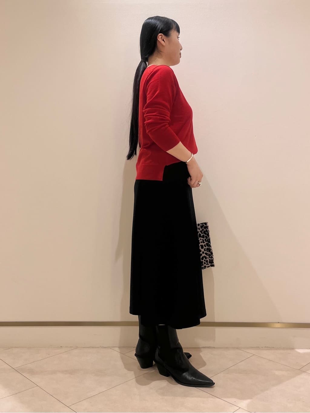 hasuさんの「INDIVI｜【洗える／毛玉になりにくい】エクストラファインウール Vネックニット」を使ったコーディネート