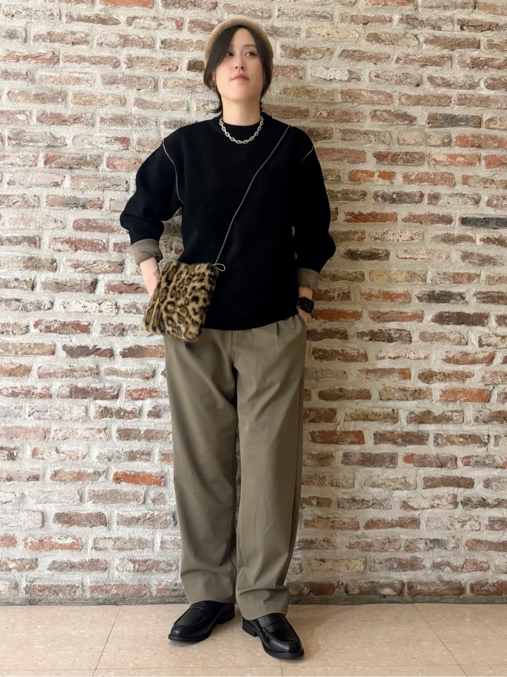 しばさんの「THE SHOP TK｜【大人の上品カジュアルを叶える】ハグするニット 洗濯機OK／6色展開」を使ったコーディネート