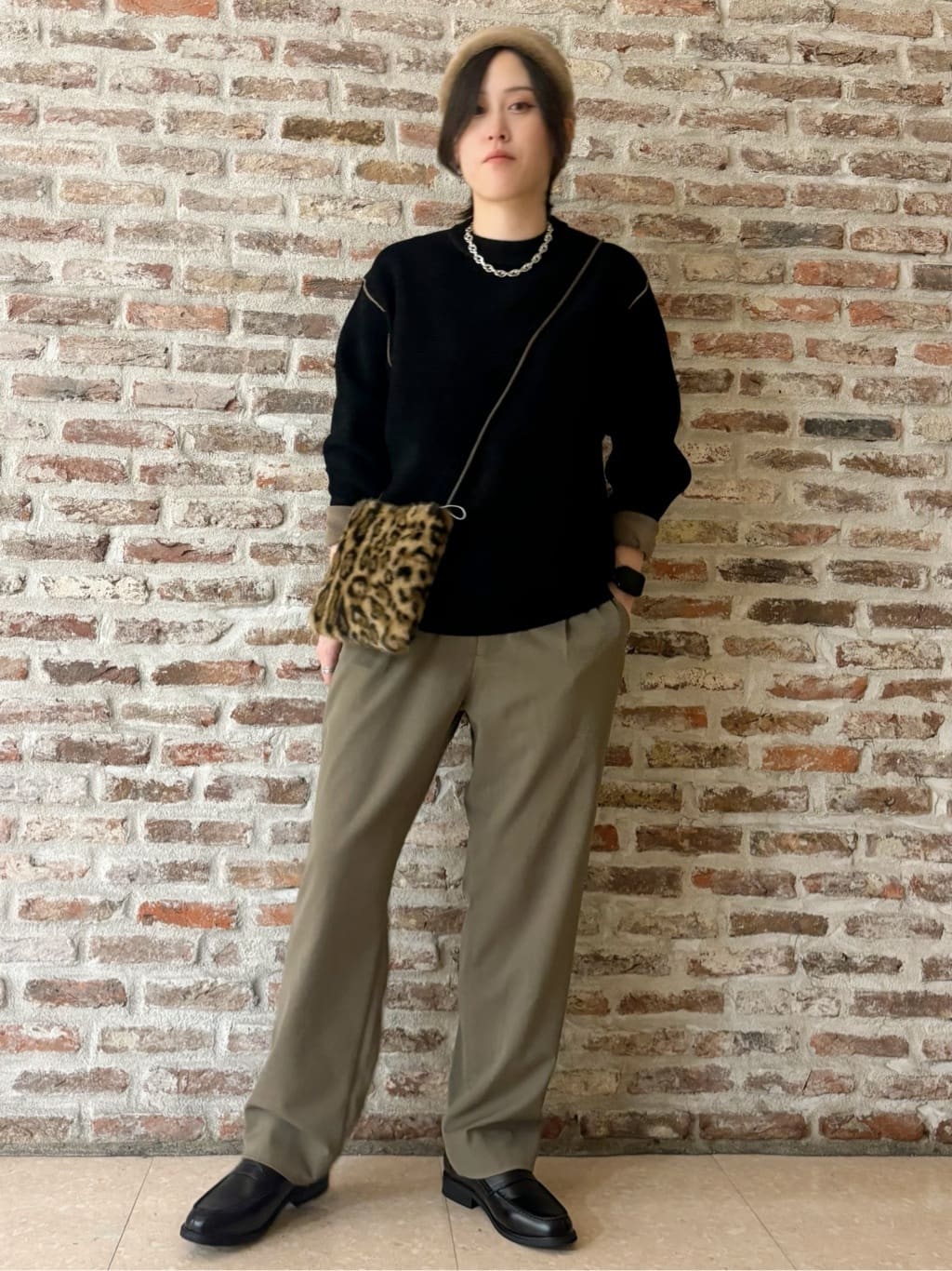 しばさんの「THE SHOP TK｜【大人の上品カジュアルを叶える】ハグするニット 洗濯機OK／6色展開」を使ったコーディネート