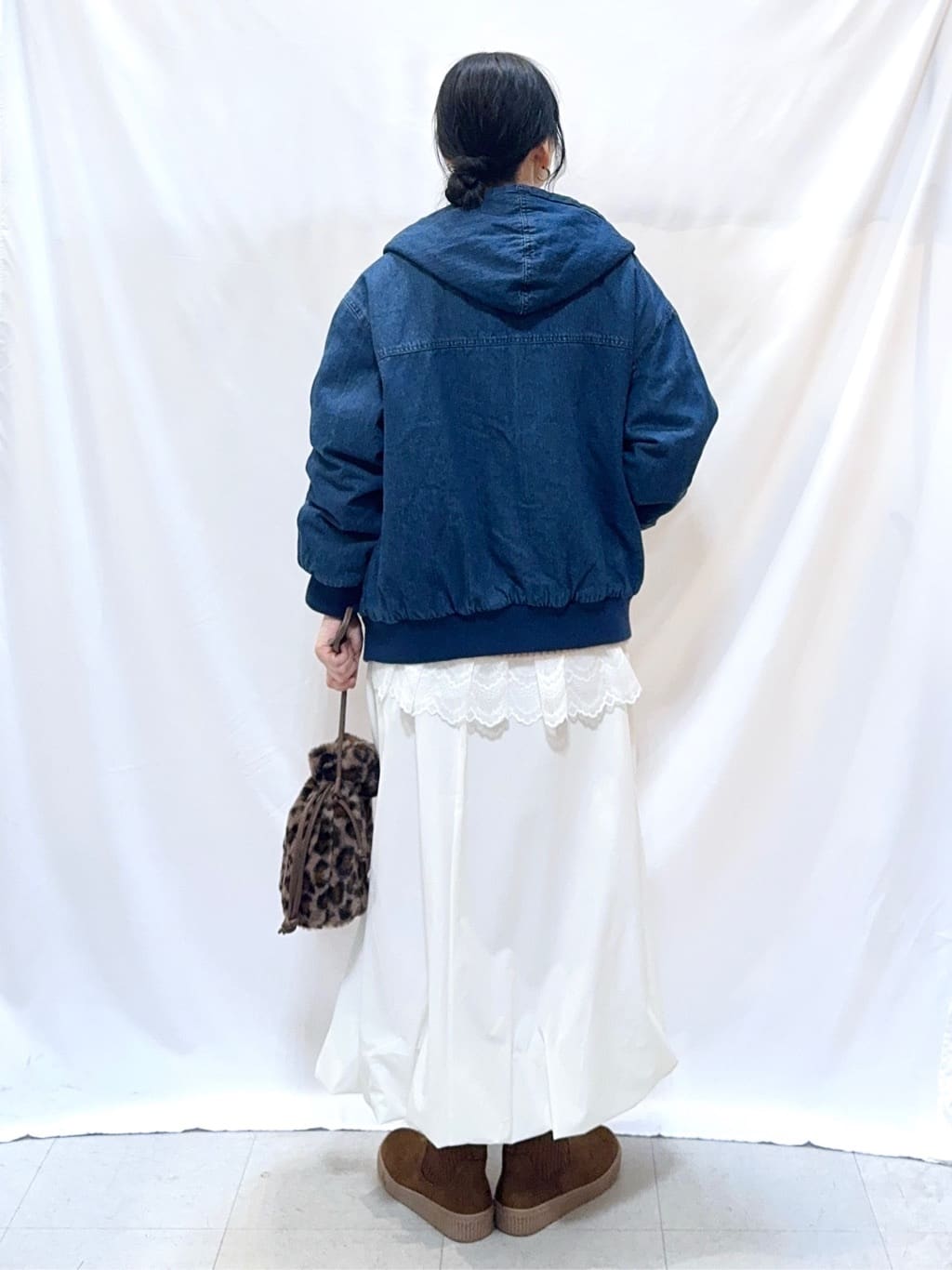𝐇𝐢𝐫𝐨𝐦𝐢さんの「SHOO･LA･RUE｜【ダブルZIP】大人カジュアルスタイルに デニム中綿フーディーブルゾン」を使ったコーディネート