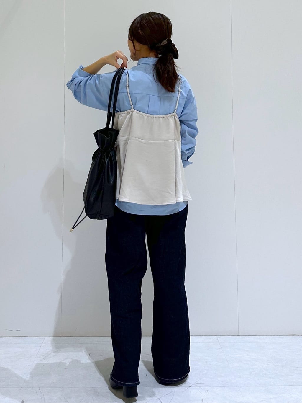 makiさんの「OPAQUE.CLIP｜ポケット刺繍レギュラーカラーシャツ【洗濯機OK】」を使ったコーディネート