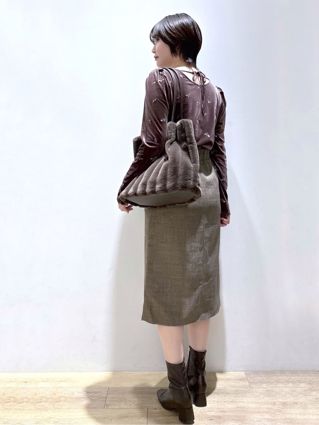 mizukiさんの「index｜バックシャン小花刺繍ベロアトップス【洗濯機OK】」を使ったコーディネート