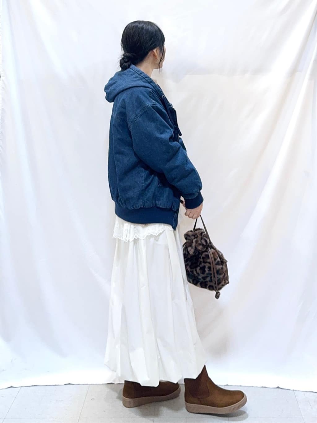 𝐇𝐢𝐫𝐨𝐦𝐢さんの「SHOO･LA･RUE｜【ダブルZIP】大人カジュアルスタイルに デニム中綿フーディーブルゾン」を使ったコーディネート