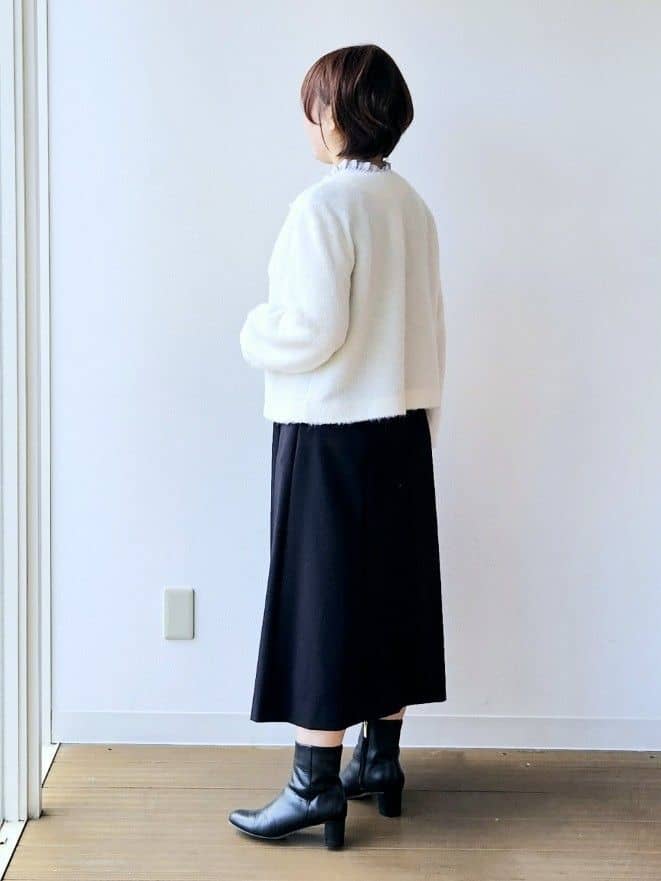やじまさんの「UNTITLED｜【ジャケット風/メタルボタン】アルパカ混シャギーカーディガン」を使ったコーディネート