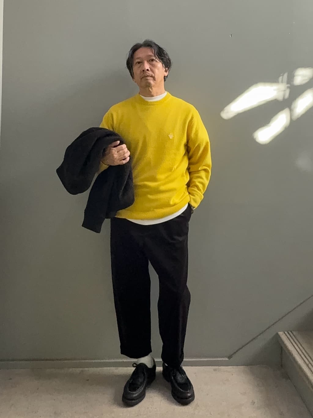 デザイナーTAKEman さんの「TAKEO KIKUCHI｜【Air Palette Knit】ワンポイント カラーニット プルオーバー」を使ったコーディネート