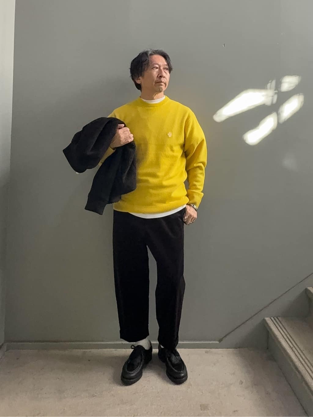 デザイナーTAKEman さんの「TAKEO KIKUCHI｜【Air Palette Knit】ワンポイント カラーニット プルオーバー」を使ったコーディネート