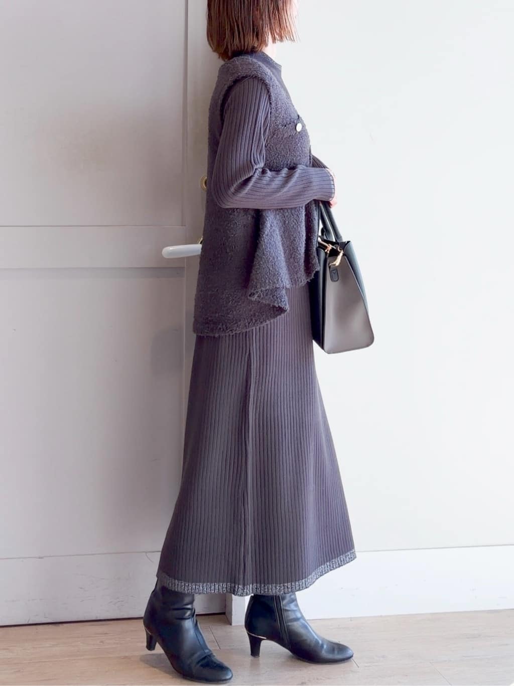 yamakoさんの「grove｜【2点SET/体型カバー】一枚で決まる、ペプラムベスト&times;ニットワンピース」を使ったコーディネート