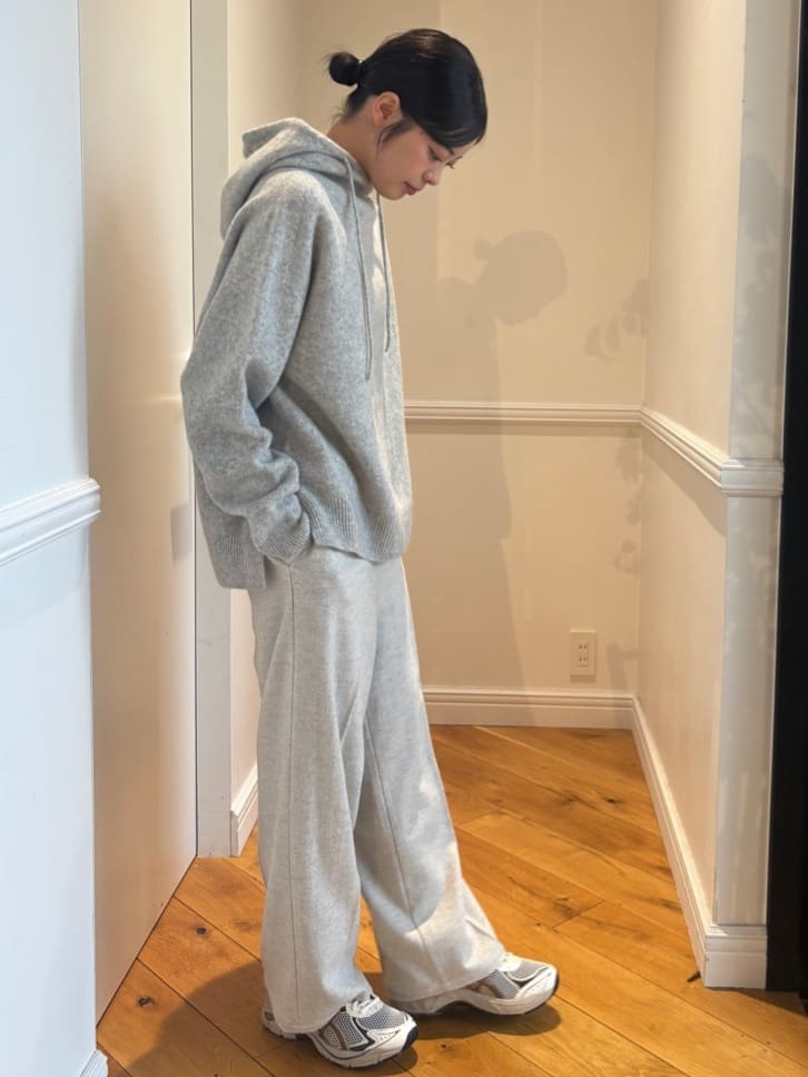 pupiさんの「DRESSTERIOR｜カシミヤブレンドフードニット」を使ったコーディネート