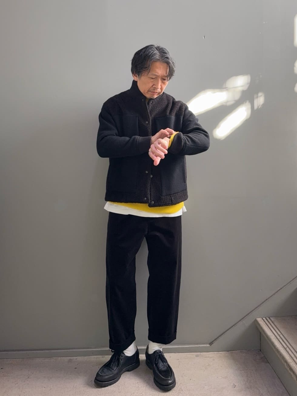 デザイナーTAKEman さんの「TAKEO KIKUCHI｜【Air Palette Knit】ワンポイント カラーニット プルオーバー」を使ったコーディネート