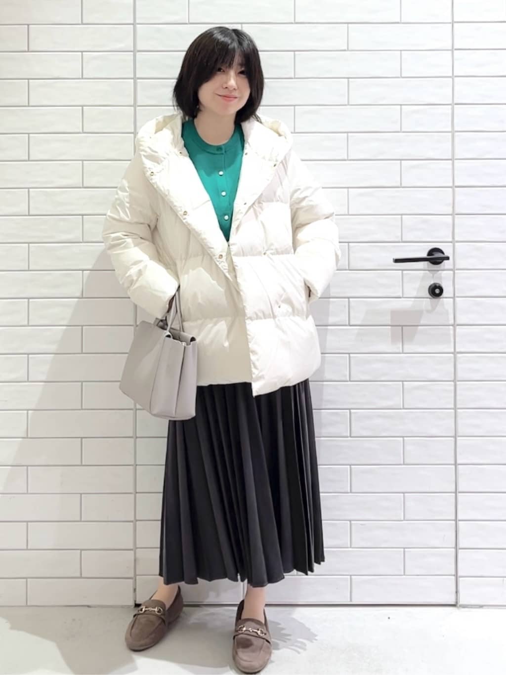 しおりさんの「OPAQUE.CLIP｜撥水フードミドルダウンコート【防風／抗菌防臭／洗濯機OK】《S～LL》」を使ったコーディネート
