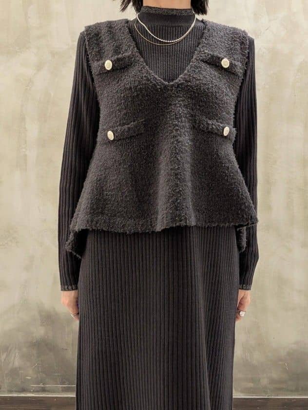 shioさんの「grove｜【2点SET/体型カバー】一枚で決まる、ペプラムベスト&times;ニットワンピース」を使ったコーディネート