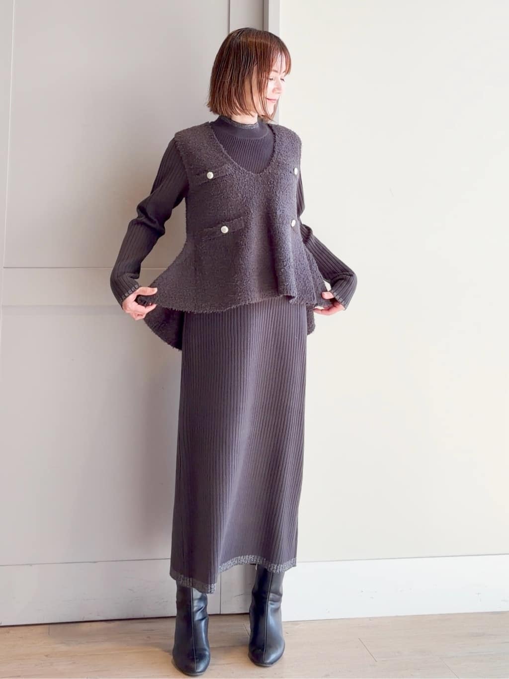 yamakoさんの「grove｜【2点SET/体型カバー】一枚で決まる、ペプラムベスト&times;ニットワンピース」を使ったコーディネート