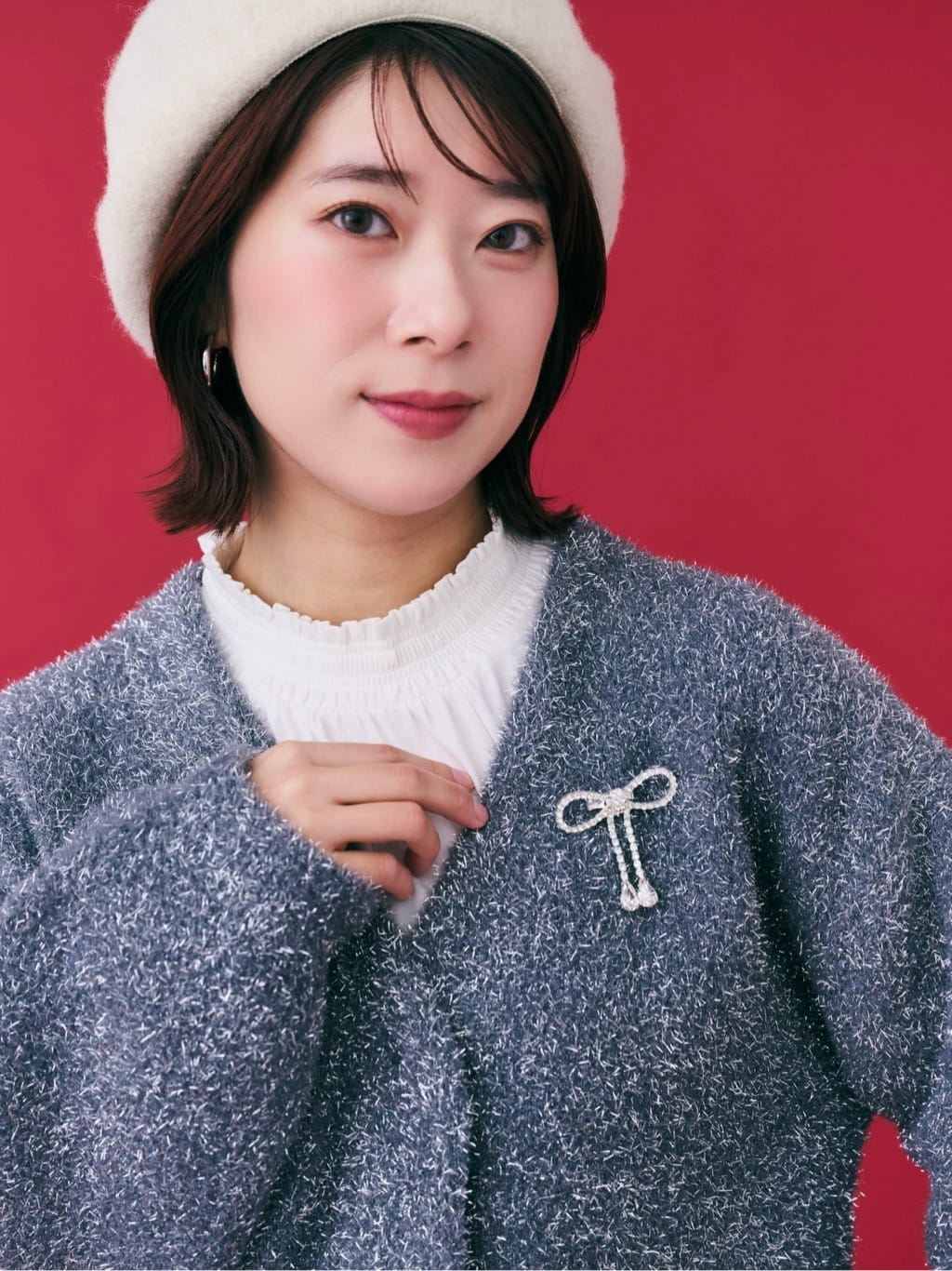 RINAさんの「OPAQUE.CLIP｜リボンブローチフィルムラメフェザーカーディガン【洗濯機OK】」を使ったコーディネート