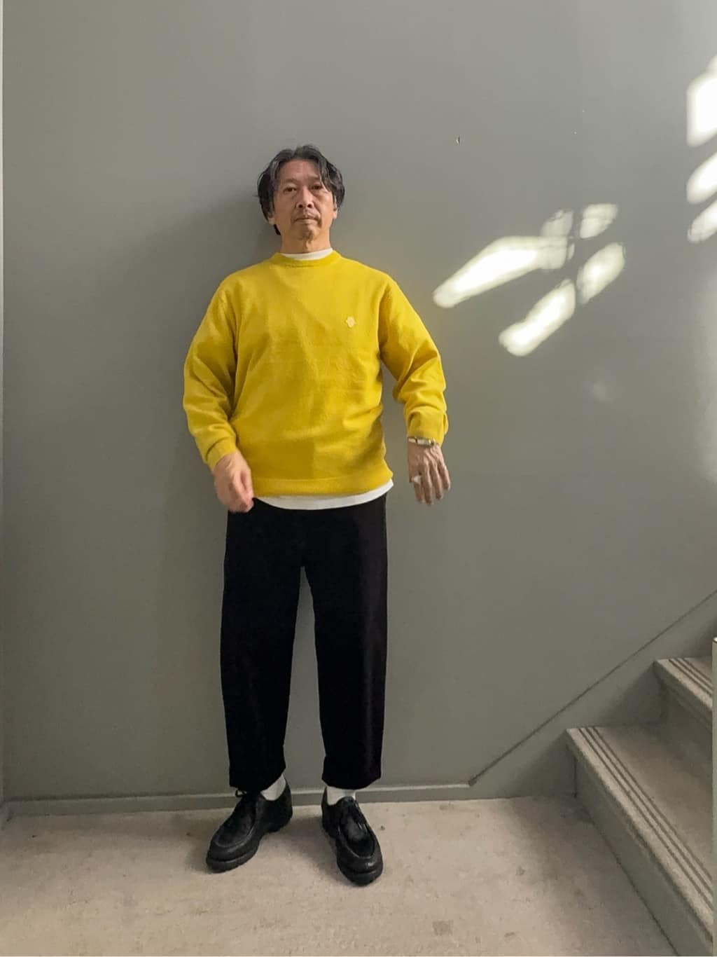 デザイナーTAKEman さんの「TAKEO KIKUCHI｜【Air Palette Knit】ワンポイント カラーニット プルオーバー」を使ったコーディネート