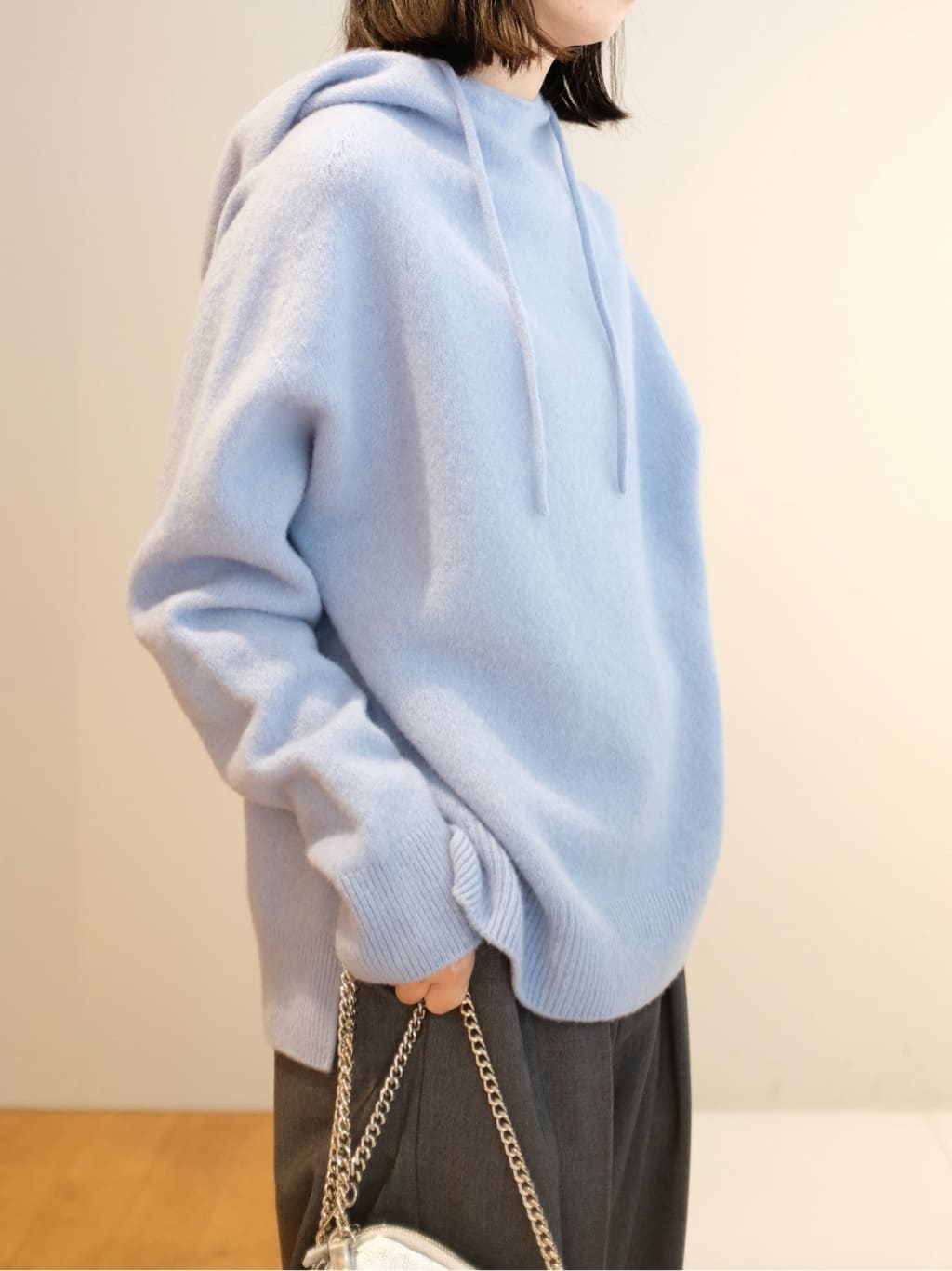 Kishimotoさんの「DRESSTERIOR｜カシミヤブレンドフードニット」を使ったコーディネート