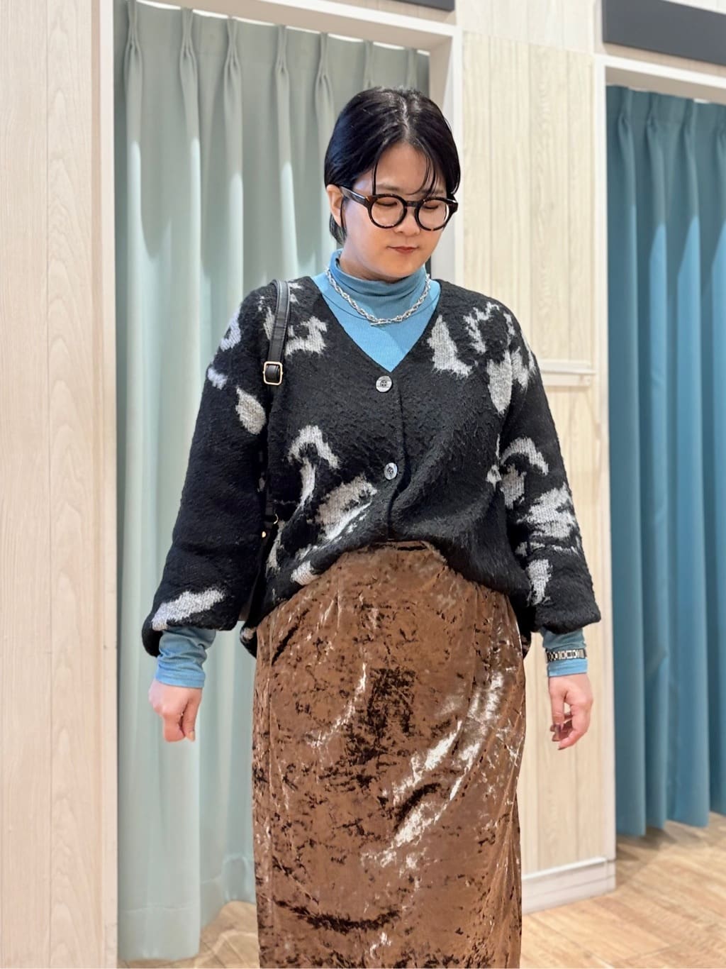 砂糖さんの「SHOO･LA･RUE｜羽織るだけでスタイリングの主役に 起毛柄カーディガン」を使ったコーディネート