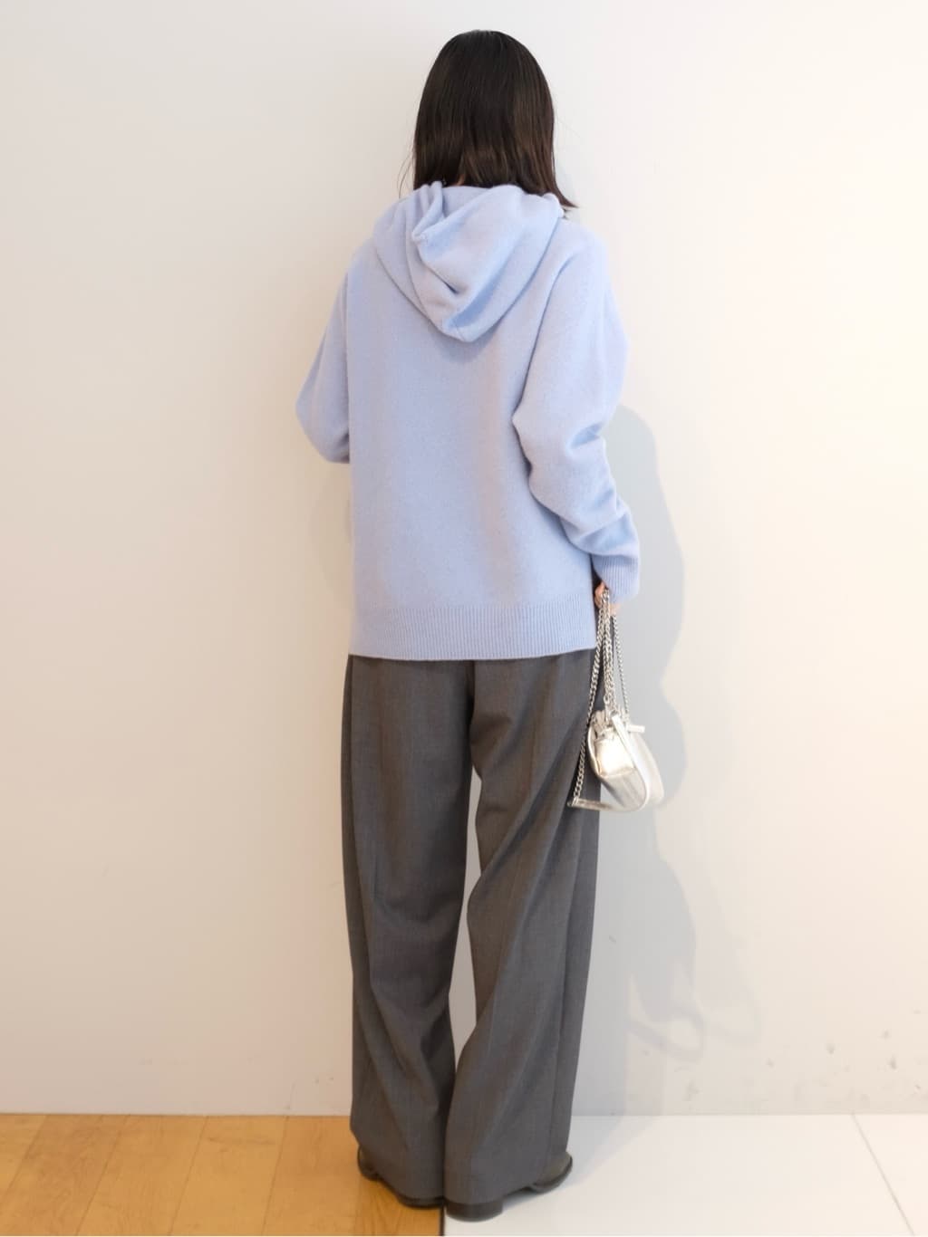 Kishimotoさんの「DRESSTERIOR｜カシミヤブレンドフードニット」を使ったコーディネート