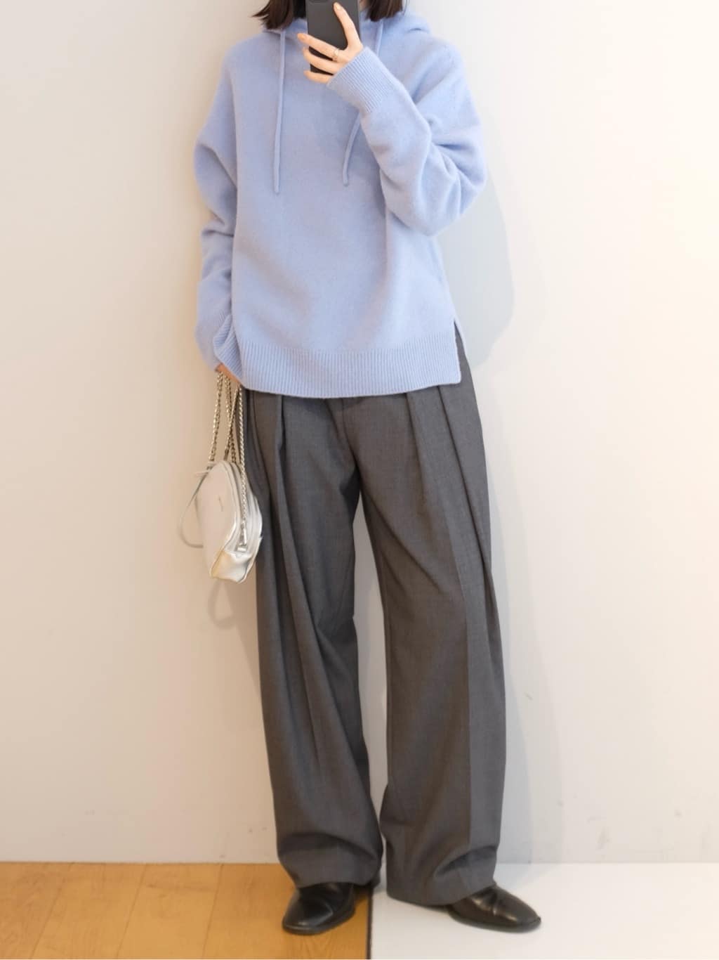 Kishimotoさんの「DRESSTERIOR｜カシミヤブレンドフードニット」を使ったコーディネート