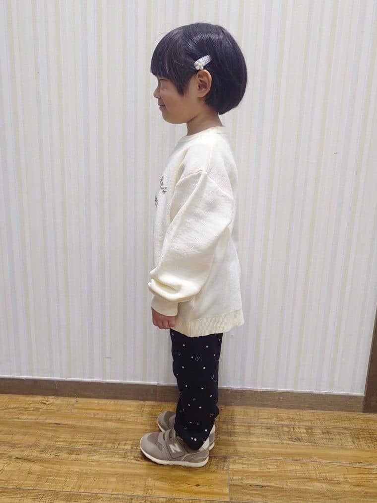 Yuiさんの「SHOO･LA･RUE｜【100-150cm/リンク可/洗濯機可】ウェットライク刺繍ロゴニット」を使ったコーディネート