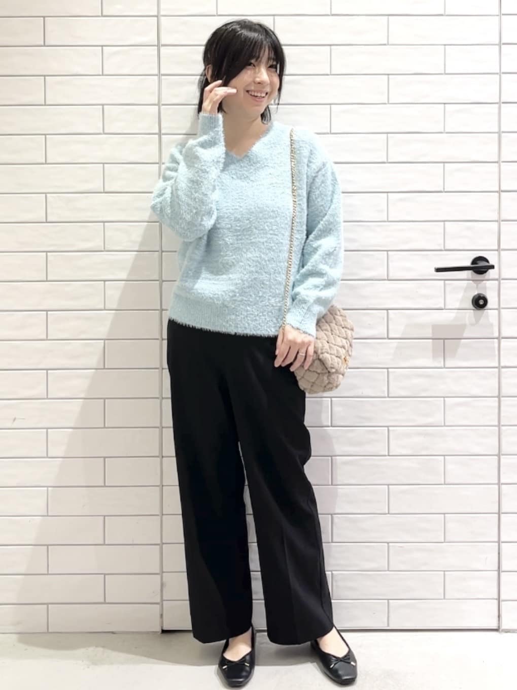 しおりさんの「OPAQUE.CLIP｜スパンコールフェザーVネックニット【洗濯機OK】」を使ったコーディネート