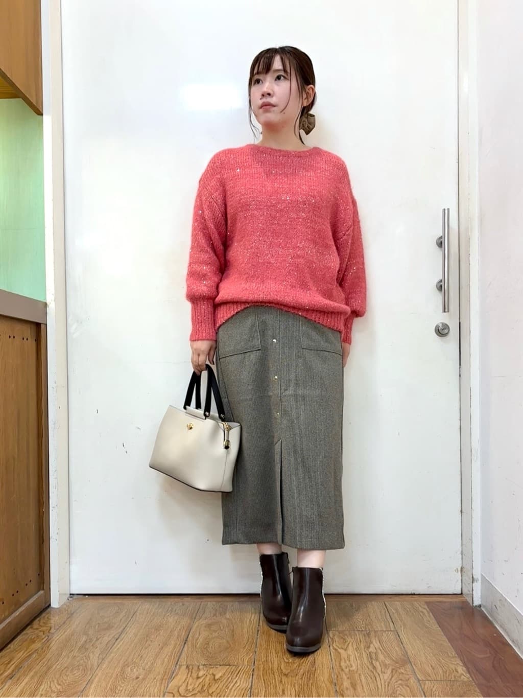 だいわさんの「SHOO･LA･RUE｜【洗濯機可/S-LL】上品にキラリと華やぐ スパンコールニット」を使ったコーディネート