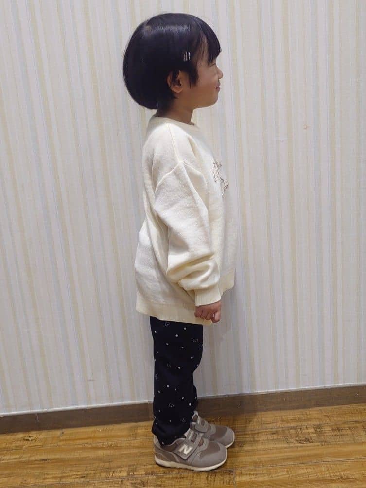 Yuiさんの「SHOO･LA･RUE｜【100-150cm/リンク可/洗濯機可】ウェットライク刺繍ロゴニット」を使ったコーディネート