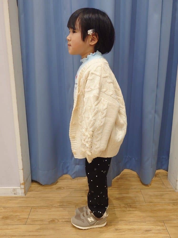 Yuiさんの「SHOO･LA･RUE｜【100-150cm】袖レースアップニットカーディガン」を使ったコーディネート