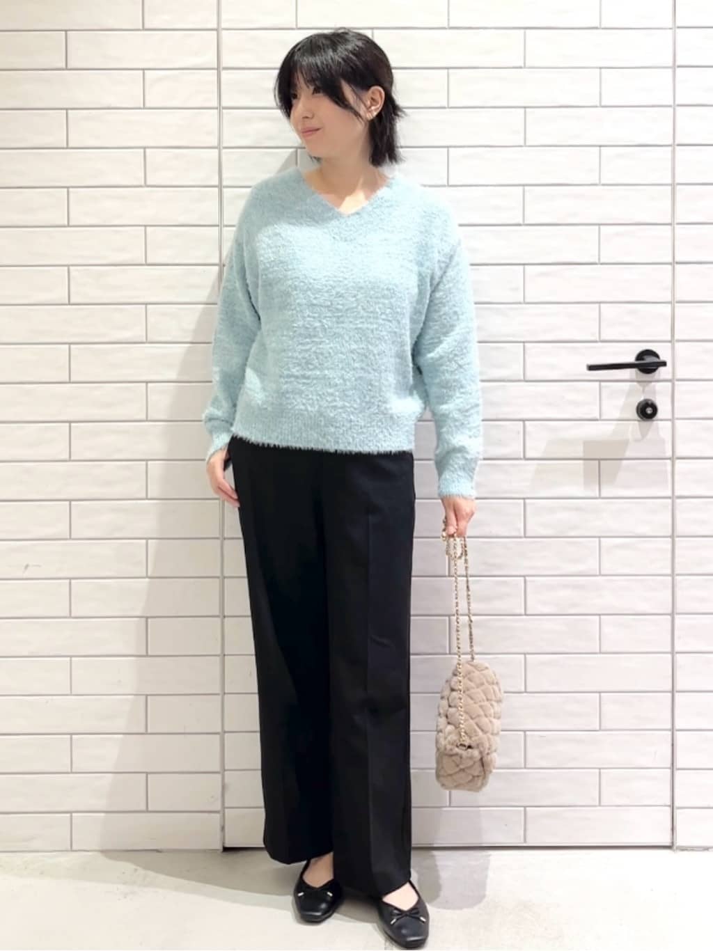 しおりさんの「OPAQUE.CLIP｜スパンコールフェザーVネックニット【洗濯機OK】」を使ったコーディネート
