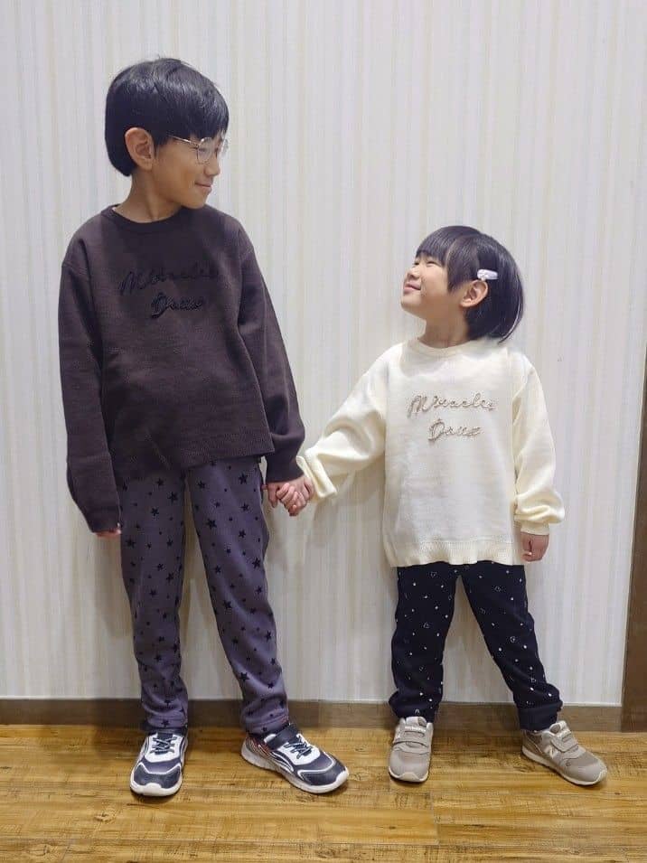 Yuiさんの「SHOO･LA･RUE｜【100-150cm/リンク可/洗濯機可】ウェットライク刺繍ロゴニット」を使ったコーディネート