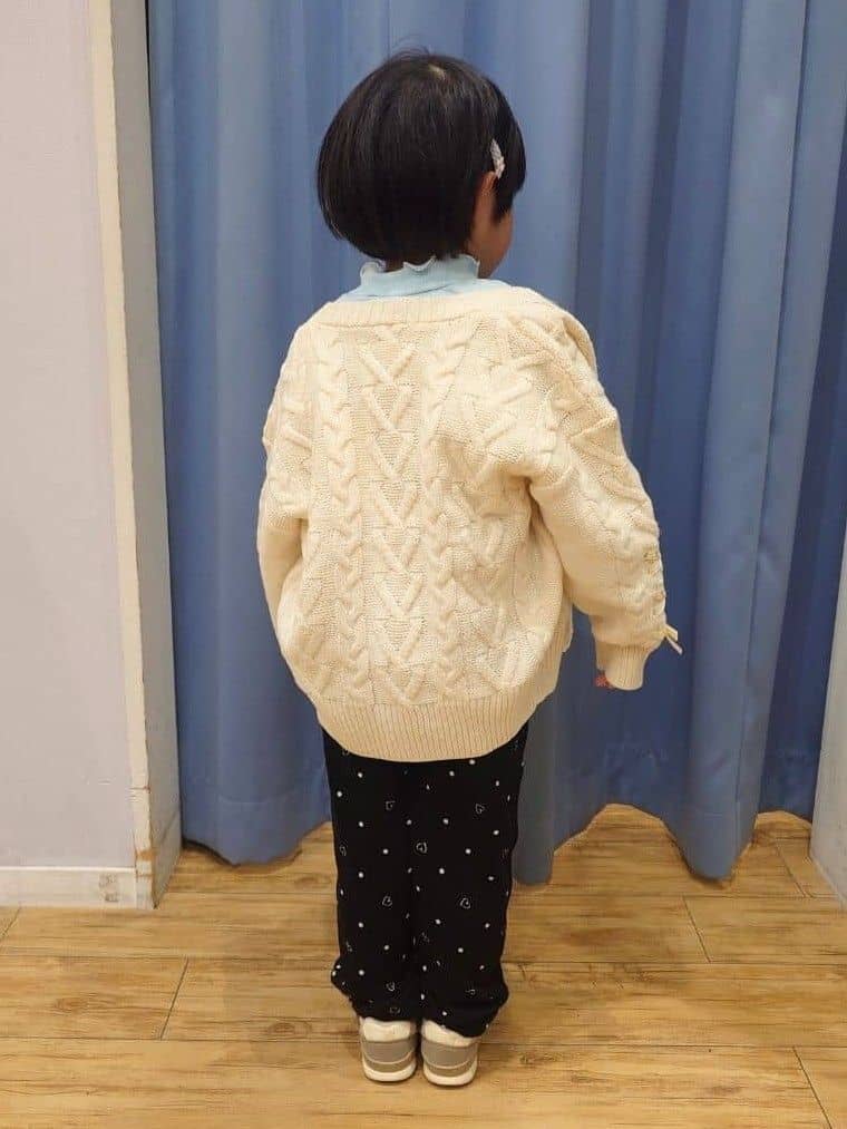 Yuiさんの「SHOO･LA･RUE｜【100-150cm】袖レースアップニットカーディガン」を使ったコーディネート