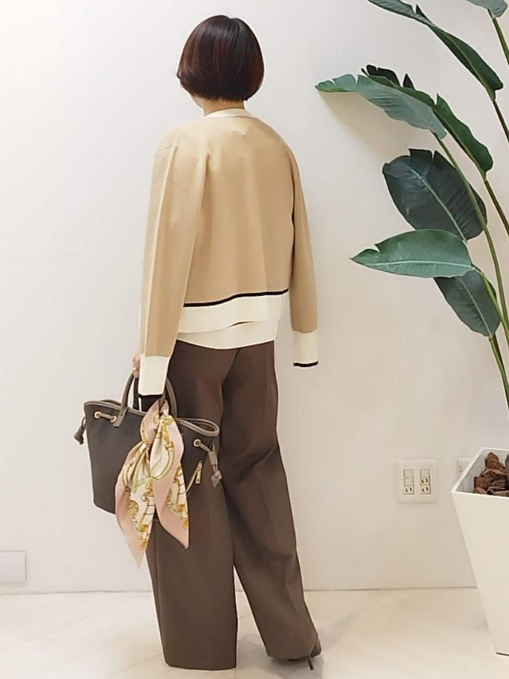 s u g iさんの「UNTITLED｜【洗える/ウエスト後ろゴム】ウール混　タックワイドパンツ」を使ったコーディネート